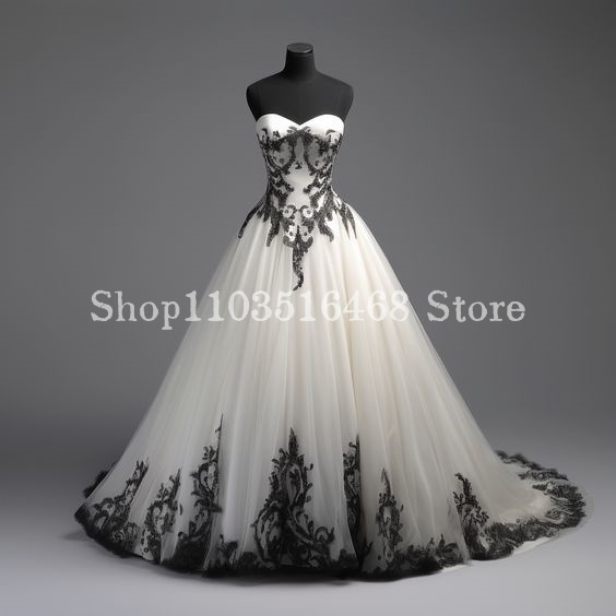 Embroidery Gothic - Siyah Beyaz Gotik İşlemeli Gelinlik Rüya